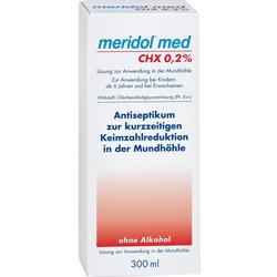 Weiße Verpackung einer Mundspüllösung mit blauem und rotem Text.