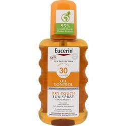 Orangefarbene Flasche Eucerin Sonnenspray mit LSF 30, für ölige Haut, aus recyceltem Plastik.